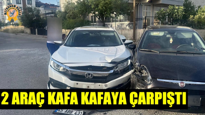 2 araç kafa kafaya çarpıştı