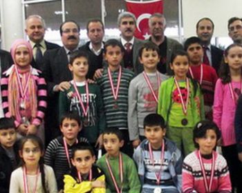 2011-2012 Yaş Grupları Küçükler Satranç Turnuvası Yapıldı