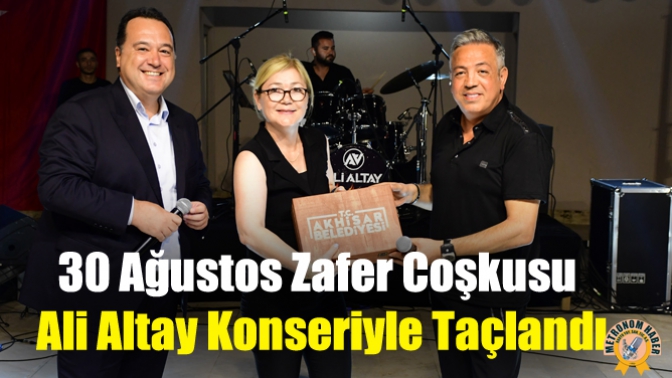 30 Ağustos Zafer Coşkusu Ali Altay Konseriyle Taçlandı