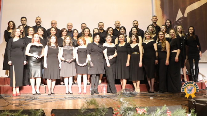 Akhisar Belediyesi Popüler Müzik Korosu İlk Konserini Verdi