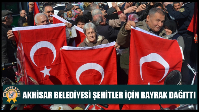 Akhisar Belediyesi şehitler için bayrak dağıttı