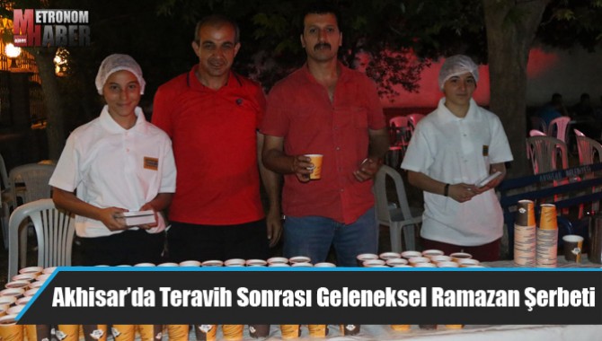 Akhisar’da Teravih Sonrası Geleneksel Ramazan Şerbeti