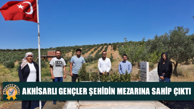 Akhisarlı gençler şehidin mezarına sahip çıktı