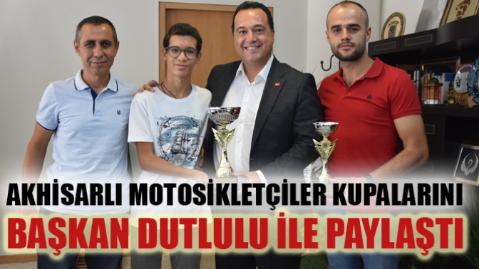 Akhisarlı motosikletçiler kupalarını Başkan Dutlulu ile paylaştı