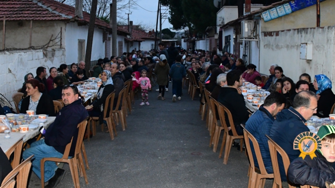 Balkan Göçmenleri Derneğinin İftar Yemeğine Yoğun İlgi