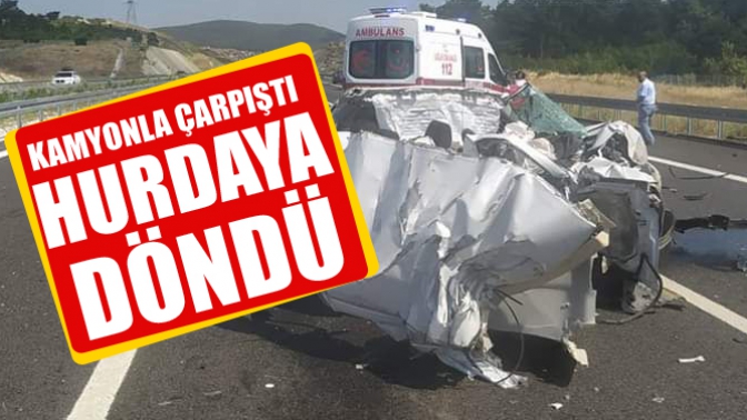 KAMYONLA ÇARPIŞAN ARAÇ HURDAYA DÖNDÜ