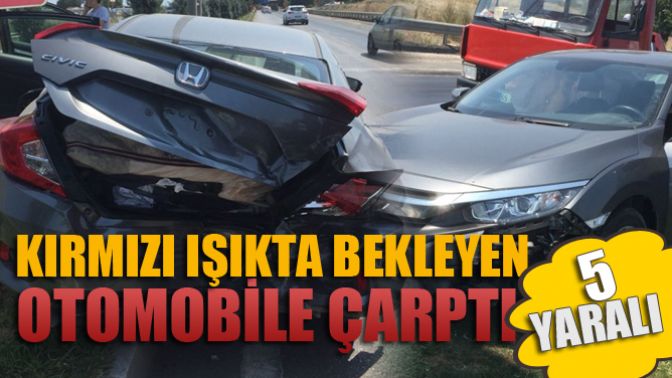 Kırmızı Işıkta Bekleyen Otomobile Çarptı 5 Yaralı