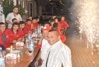 Köşem döner salonu şampiyon U-19 gençlere yemek verdi