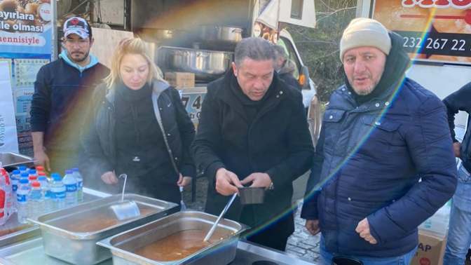 Lokantacılar odası depremzedelere yemek dağıtımına başladı