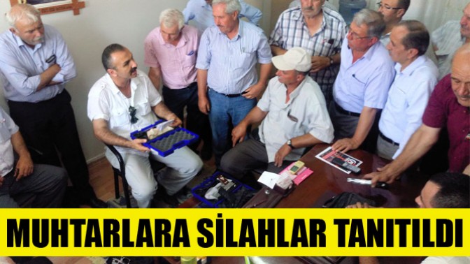 Muhtarlara silahlar tanıtıldı