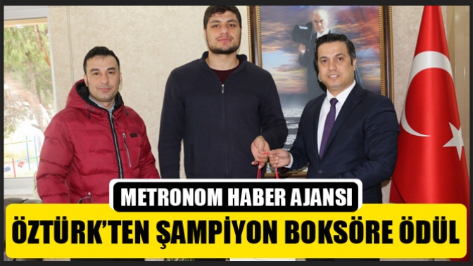 Öztürk’ten Şampiyon Boksöre Ödül