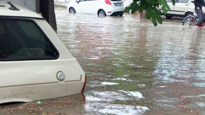 Şiddetli Yağış Akhisar’da Hayatı Felç Etti