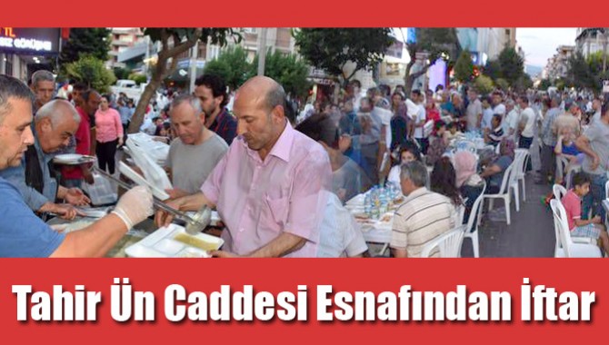 Tahir Ün Caddesi Esnafından iftar