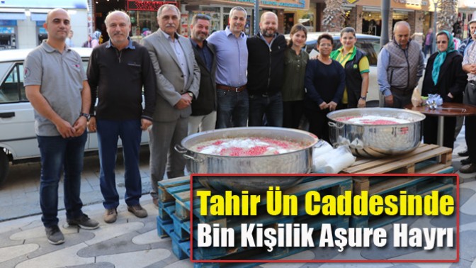 Tahir Ün Caddesinde Bin Kişilik Aşure Hayrı