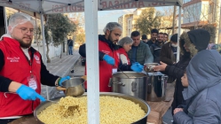 Akhisar Belediyesi, iftar için 8 noktada sıcak yemek dağıtıyor