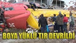 Boya Yüklü Tır Devrildi