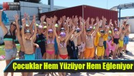 Çocuklar Hem Yüzüyor Hem Eğleniyor