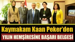 Kaymakam Kaan Peker’den yılın hemşiresine başarı belgesi