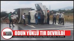 Odun yüklü TIR devrildi