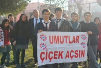 “Umutlar Çiçek Açsın” Projesi kapsamında, Ticaret Meslek Lisesi bahçesine çam fidanları diktiler